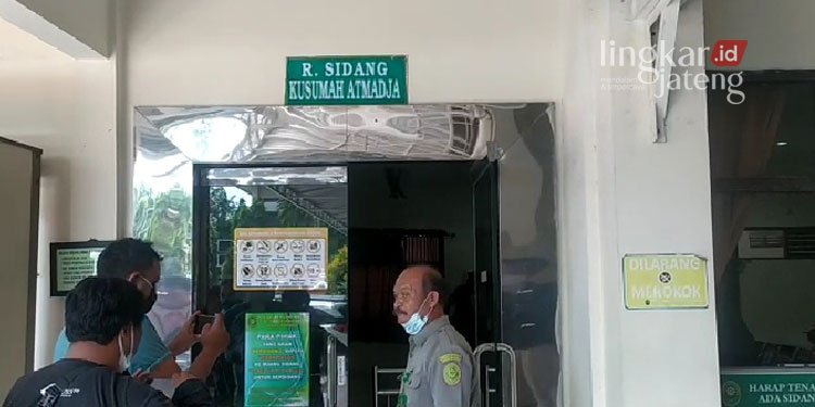 POTRET: Suasana di luar Pengadilan Negeri Semarang. (Adimungkas/Lingkarjateng.id)