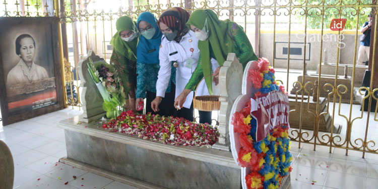 ZIARAH: Wakil Bupati Blora, Tri Yuli Setyowati dan Tim Penggerak PKK serta perwakilan organisasi wanita saat ziarah ke Makam RA Kartini. (Istimewa/Lingkarjateng.id)