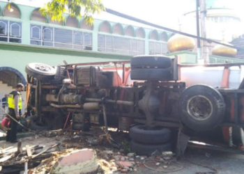 TERJUNGKAL: Truk tangki terjungkal saat menabrak pagar Masjid Agung Kendal. (Unggul Priambodo/Lingkarjateng.id)