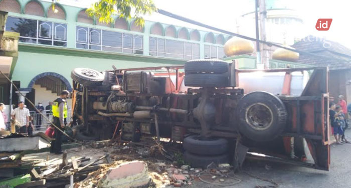 TERJUNGKAL: Truk tangki terjungkal saat menabrak pagar Masjid Agung Kendal. (Unggul Priambodo/Lingkarjateng.id)