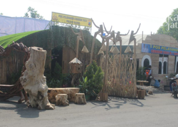 UNIK: Pos pelayanan mudik lebaran di Alun-Alun Blora terbuat dari akar kayu jati. (Lilik Yuliantoro/Lingkarjateng.id)