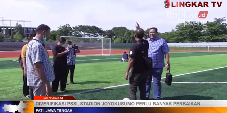 MEMVERIFIKASI: Verifikator PSSI pusat menguji kelayakan Stadion Joyokusumo Pati untuk Liga 2 Persipa Pati, baru-baru ini. (Tangkapan Layar Lingkar TV/Lingkarjateng.id)