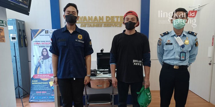 POTRET: Deteni asal Malaysia, Ong Beng Giap saat akan diberangkatkan Rudenim menuju Bandara Soekarno Hatta. (Adimungkas/Lingkarjateng.id)
