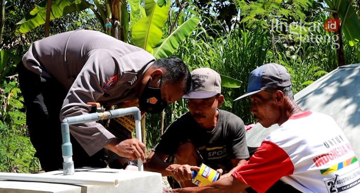 MENGINOVASIKAN: Bripka Sulistyono, seorang Bhabinkamtibmas Desa Kalangbancar Kabupaten Grobogan membuat biogas dari sampah organik yakni kotoran sapi, Rabu (6/4). (Muhamad Ansori/Lingkarjateng.id)