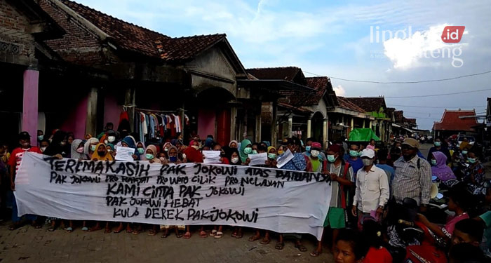 Warga Kampung Nelayan Kendal Bentangkan Spanduk untuk Jokowi, Apa Isinya? 25 AKSI: Spanduk untuk Presiden Jokowi dibentangkan oleh warga Kampung Nelayan Bandengan Kendal, baru-baru ini. (Unggul Priambodo/Lingkarjateng.id)