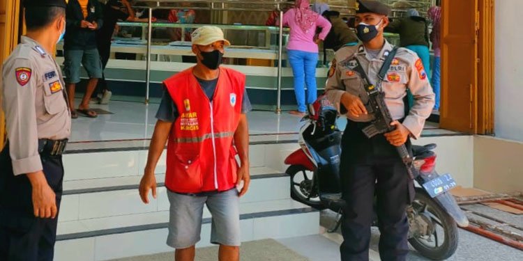 MENGIMBAU: Petugas saat mengimbau warga untuk meningkatkan kewaspadaan terhadap tindak kejahatan, Purwodadi, Selasa (19/4). (Muhamad Ansori/Lingkarjateng.id)