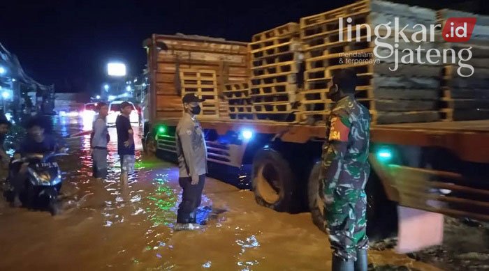 Arus Lalu Lintas di Jalan Pati-Tayu Sempat Tersendat Akibat Banjir