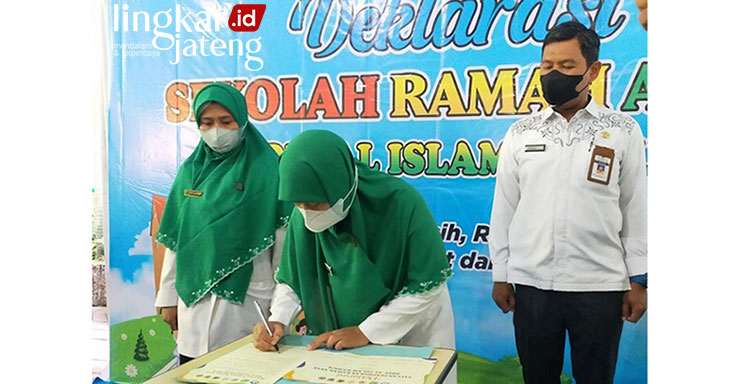 Cegah Kekerasan pada Siswa, Sekolah di Kudus Deklarasikan Sekolah Ramah Anak 25 Cegah Kekerasan pada Siswa, Sekolah di Kudus Deklarasikan Sekolah Ramah Anak