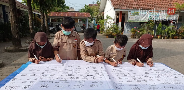 Guru Ajarkan Kerukunan, Wujud Implementasi Sekolah Ramah Anak di Kudus 25 Guru Ajarkan Kerukunan, Wujud Implementasi Sekolah Ramah Anak di Kudus
