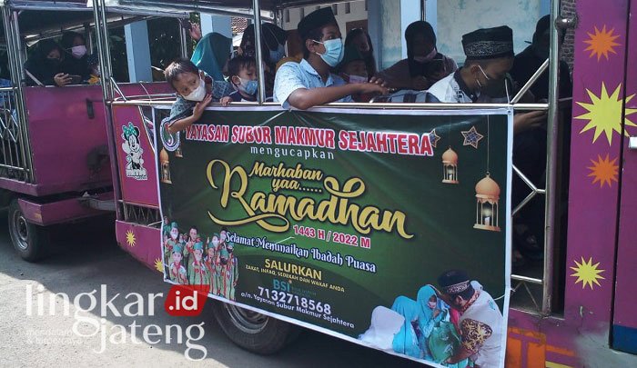Jelajahi Kampung, Binaan Yayasan SMS Pati Bagi-Bagi Jadwal Imsakiyah 25 Jelajahi Kampung, Binaan Yayasan SMS Pati Bagi-Bagi Jadwal Imsakiyah