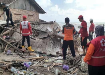 MEMBERSIHKAN: PMI bersama relawan membantu membersihkan puing-puing bangunan rumah warga di Desa Pandangan Kulon, Kecamatan Kragan, Kabupaten Rembang. (R. Teguh Wibowo/Lingkarjateng.id)