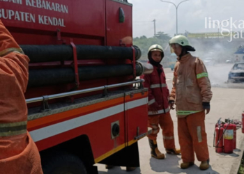 MEMADAMKAN: Petugas pemadam kebakaran Kendal saat melakukan penanganan kebakaran. (Unggul Priambodo/Lingkarjateng.id)