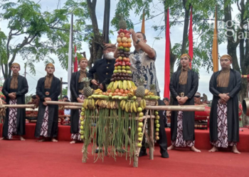 MEMERIAHKAN: Wali Kota Semarang, Hendrar Prihadi saat menghadiri kegiatan Sesaji Rewanda di Goa Kreo Gunungpati, Kota Semarang. (Adimungkas/Lingkarjateng.id)