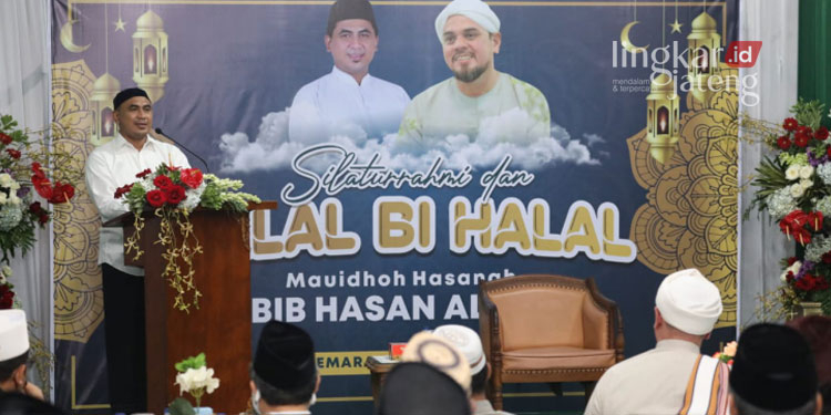 2 Tahun Vakum, Taj Yasin Kembali Gelar Tradisi Halal Bihalal 25 SAMBUTAN: Wakil Gubernur Jawa Tengah, Taj Yasin Maimoen saat memberikan sambutan dalam acara halal bihalal di Rumah Dinas Wakil Gubernur Jateng, Senin (09/05). (Dok. Humas Provinsi Jateng/Lingkarjateng.id)