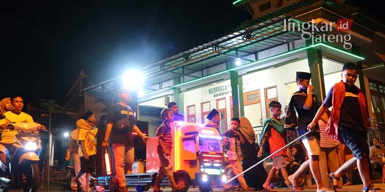 20 Miniatur Truk Ramaikan Takbir Keliling di Desa Waru Rembang