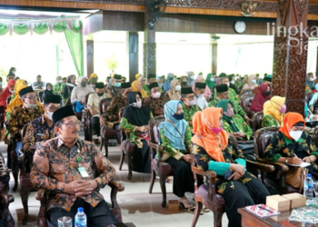 ANTUSIAS: Sejumlah calon jamaah haji Blora saat acara pembukaan manasik di pendopo setempat, Jumat (27/05). (Dok. Humas Blora/Lingkarjateng.id)