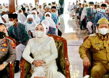 MENGHADIRI: Bupati Grobogan, Sri Sumarni saat menghadiri acara pamitan calon jamaah haji di pendopo kabupaten setempat, Senin (30/05). (Muhamad Ansori/Lingkarjateng.id)