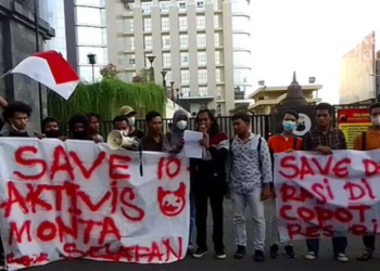 DEMONSTRASI: Sejumlah aliansi mahasiswa Bima di Semarang saat melakukan aksi di depan Mapolda Jawa Tengah. (Adimungkas/Lingkarjateng.id)