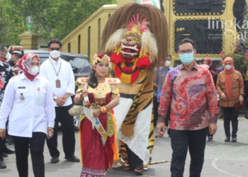 BERKUNJUNG: Wakil Bupati Blora, Tri Yuli Setyowati mendampingi BKKBN saat menghadiri acara penanganan stunting, beberapa waktu lalu. (Lilik Yuliantoro/Lingkarjateng.id)
