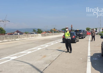 MENGATUR: Petugas saat mengatur arus lalu lintas di rest area 391 A, Kendal. (Instagram @satlantas.polreskendal/Lingkarjateng.id)