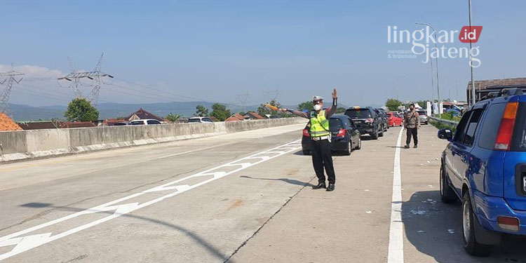 MENGATUR: Petugas saat mengatur arus lalu lintas di rest area 391 A, Kendal. (Instagram @satlantas.polreskendal/Lingkarjateng.id)