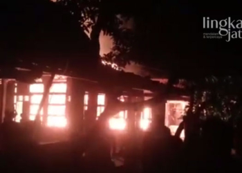 TERBAKAR: Rumah milik Subekti, warga Dusun Gede RT 01 RW 03, Desa Pojok, Pulokulon, Kabupaten Grobogan yang mengalami kebakaran. (Tangkapan Layar Yotube Lek Wito SD/Lingkarjateng.id)