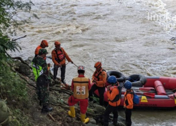 PENCARIAN: Tim SAR melakukan pencarian korban tenggelam di aliran Sungai Tuntang, Grobogan, Rabu (25/05). (Ant/Lingkarjateng.id)