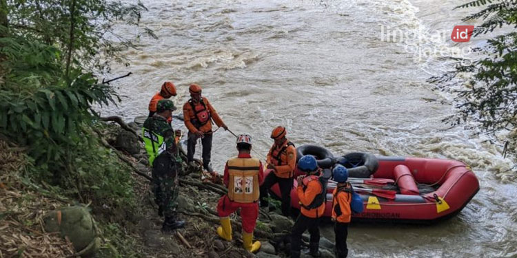 PENCARIAN: Tim SAR melakukan pencarian korban tenggelam di aliran Sungai Tuntang, Grobogan, Rabu (25/05). (Ant/Lingkarjateng.id)