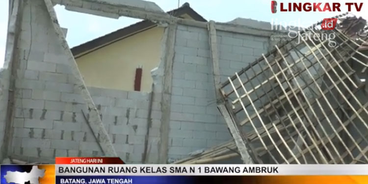 AMBRUK: Bangunan SMAN 1 Bawang, Kabupaten Batang ambruk, belum lama ini. (Tangkapan layar Lingkar TV/Lingkarjateng.id)