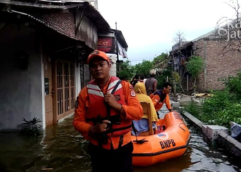 MENGEVAKUASI: Tim SAR BPBD Kendal saat mengevakuasi warga Desa Mororejo Kaliwungu, Kendal yang mengungsi akibat banjir rob, belum lama ini. (Unggul Priambodo/Lingkarjateng.id)