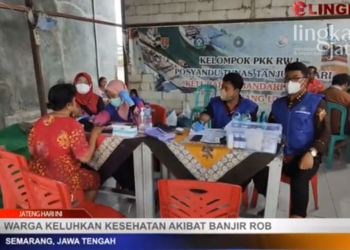 BEROBAT: Warga yang merupakan korban banjir rob berobat di posko kesehatan yang disediakan oleh Pemkot Semarang, baru-baru ini. (Dok. Lingkar TV/Lingkarjateng.id)