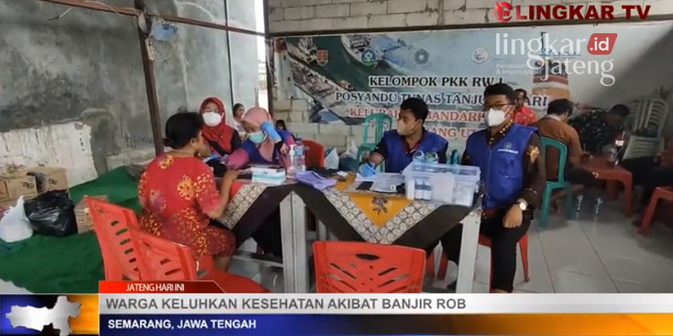 BEROBAT: Warga yang merupakan korban banjir rob berobat di posko kesehatan yang disediakan oleh Pemkot Semarang, baru-baru ini. (Dok. Lingkar TV/Lingkarjateng.id)