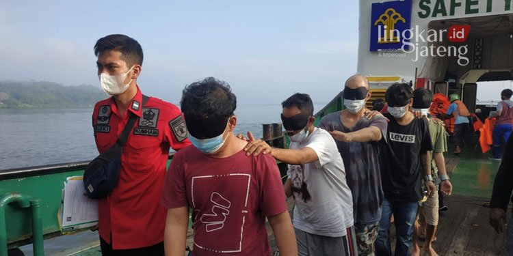 Belasan Napi Bandar Narkoba Semarang Dipindah ke Nusakambangan 25 DIPINDAHKAN: Belasan Napi Kelas 1 Semarang dipindahkan ke Lapas Super Maximum Security Nusakambangan menggunakan kapal, baru-baru ini. (Adimungkas/Lingkarjateng.id)