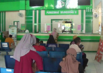 POTRET: Masyarakat saat mengantre untuk mendapatkan pelayanan kesehatan di Puskesmas Brangsong II, Kendal. (Unggul Priambodo/Lingkarjateng.id)