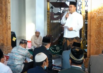 SAMBUTAN: Bupati Blora, Arief Rohman saat memberikan sambutan di Masjid Agung Baitunnur Alun-Alun Blora, Senin (02/05). (Istimewa/Lingkarjateng.id)