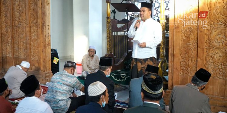 SAMBUTAN: Bupati Blora, Arief Rohman saat memberikan sambutan di Masjid Agung Baitunnur Alun-Alun Blora, Senin (02/05). (Istimewa/Lingkarjateng.id)