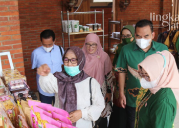 MENINJAU: Bupati Blora, Arief Rohman saat meninjau produk UMKM Blora di pusat oleh-oleh khas Blora, baru-baru ini. (Istimewa/Lingkarjateng.id)