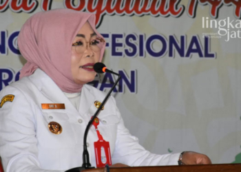 MENERANGKAN: Bupati Grobogan, Sri Sumarni saat menyampaikan sambutan di depan kader Pendamping Desa, baru-baru ini. (Muhamad Ansori/Lingkarjateng.id)