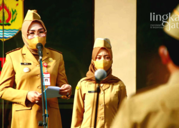 MENYAMPAIKAN: Bupati Grobogan, Sri Sumarni saat menyampaikan sambutan pada apel pagi di depan Kantor Setda setempat, Senin (09/05). (Muhamad Ansori/Lingkarjateng.id)