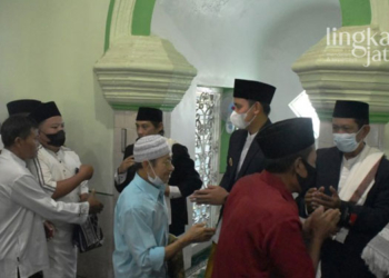 BERJABAT TANGAN: Bupati Kendal, Dico M. Ganinduto saat berjabat tangan dengan jamaah usai menjalankan sholat Idul Fitri, Senin (02/05). (Dok. Pemkab Kendal/Lingkarjateng.id)