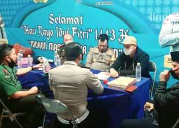 MENINJAU: Bupati Dico saat memantau pos pengamanan mudik di jalur pantura Kendal, belum lama ini. (Unggul Priambodo/Lingkarjateng.id)