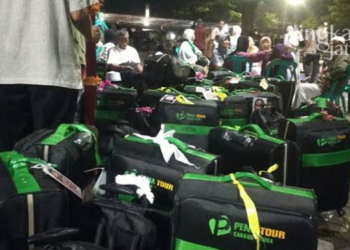 POTRET: Jamaah umroh yang terlantar di Blok T, Kabupaten Blora lantaran bus datang terlambat. (Istimewa/Lingkarjateng.id)
