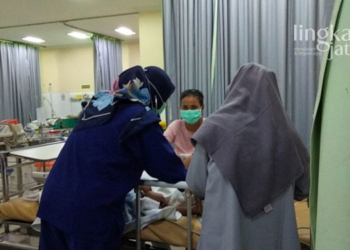 DIRAWAT: Dua anak yang menjadi korban ajakan bunuh diri ibunya mendapatkan perawatan di RSUD Soedjati, Purwodadi. Jumat (27/05). (Muhamad Ansori/Lingkarjateng.id)