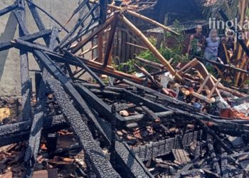 HANGUS TERBAKAR: Tampak rumah warga Tambahrejo Blora milik Siti Nur Hayatun hangus terbakar. (Lilik Yuliantoro/Lingkarjateng.id)