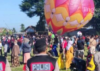 MENGAMANKAN: Personel dari Polres Wonosobo saat bertugas di titik diadakannya festival balon udara di Wonosobo, Rabu (04/05). (Antara News/Lingkarjateng.id)