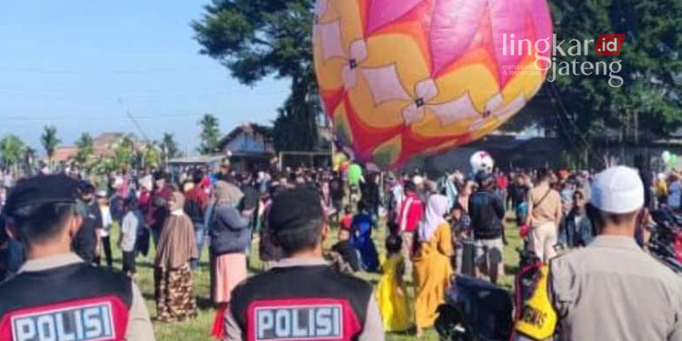 Ganggu Penerbangan, Festival Balon Udara di Wonosobo Diamankan 25 MENGAMANKAN: Personel dari Polres Wonosobo saat bertugas di titik diadakannya festival balon udara di Wonosobo, Rabu (04/05). (Antara News/Lingkarjateng.id)