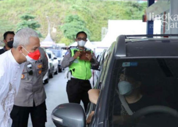 MENINJAU: Gubernur Jawa Tengah, Ganjar Pranowo saat meninjau kondisi dua rest area di Tol Semarang-Solo, Minggu (01/5). (Antara News/Lingkarjateng.id)