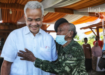 HALAL BIHALAL: Gubernur Jawa Tengah, Ganjar Pranowo bersama Bapak Wagiyo saat halal bihalal di Tawangmangu, Karanganyar pada Selasa (03/05). (Dok. Pemprov Jateng/Lingkarjateng.id)