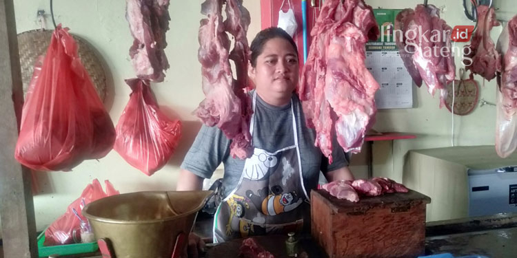 BERJUALAN: Vivi, pedagang daging sapi di Pasar Jrakah Ngaliyan, Kota Semarang. (Adimungkas/Lingkarjateng.id)