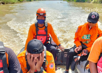 PENCARIAN: Tim SAR Gabungan saat melakukan penyisiran di Sungai Tuntang, Kabupaten Grobogan pada Selasa (24/05). (Muhamad Ansori/Lingkarjateng.id)